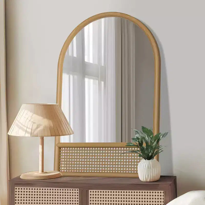 Specchio da parete classico con cornice ad arco in legno e fondo in rattan
