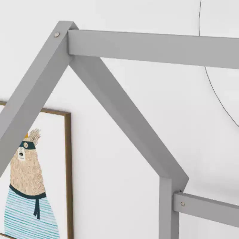 Letto singolo in legno a basso profilo con tetto a forma di casetta e ringhiere