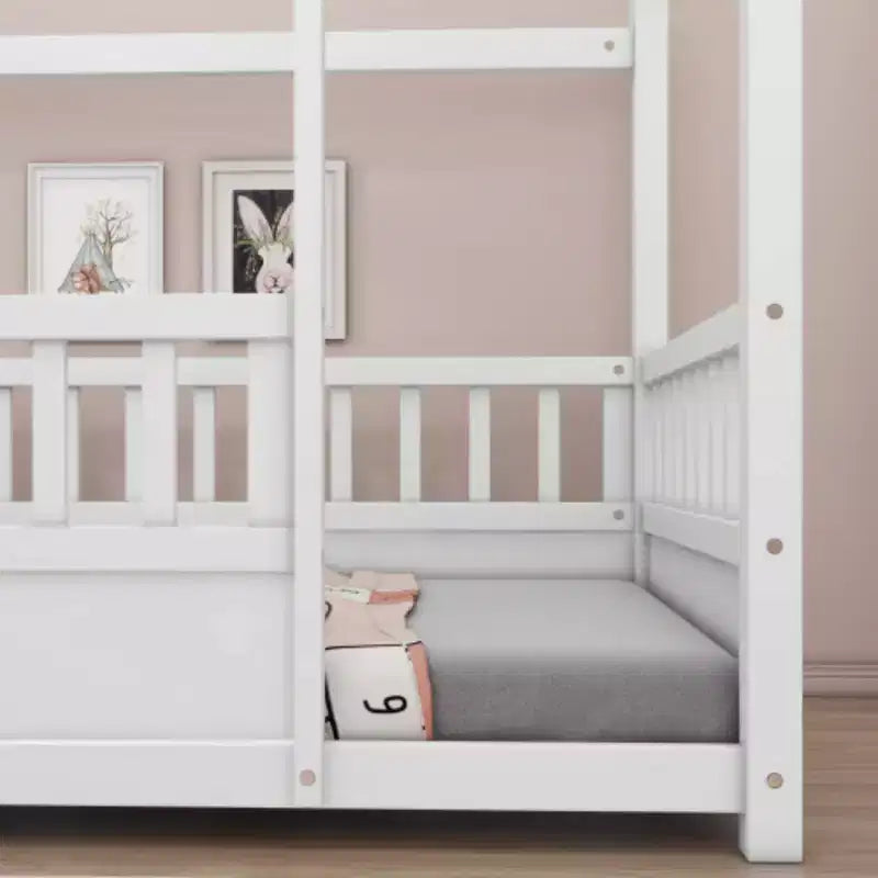 Letto singolo in legno a basso profilo con tetto a forma di casetta e ringhiere