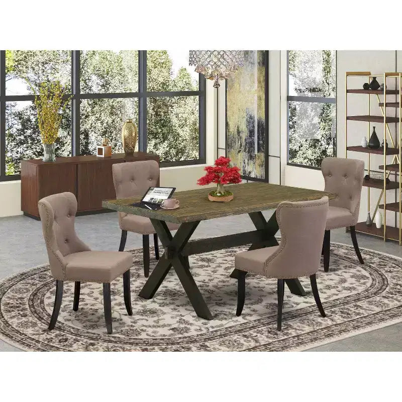Tavolo da pranzo HomeStock 5 pezzi rettangolare, piano in legno massello con finitura Jacobean anticata e 4 sedie Parson
