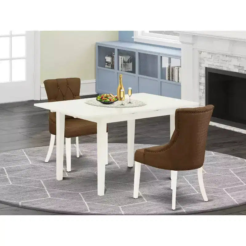 Set da tavolo da pranzo HomeStock in 3 pezzi con piano rettangolare in legno massiccio, finitura bianco lino e prolunga a farfalla