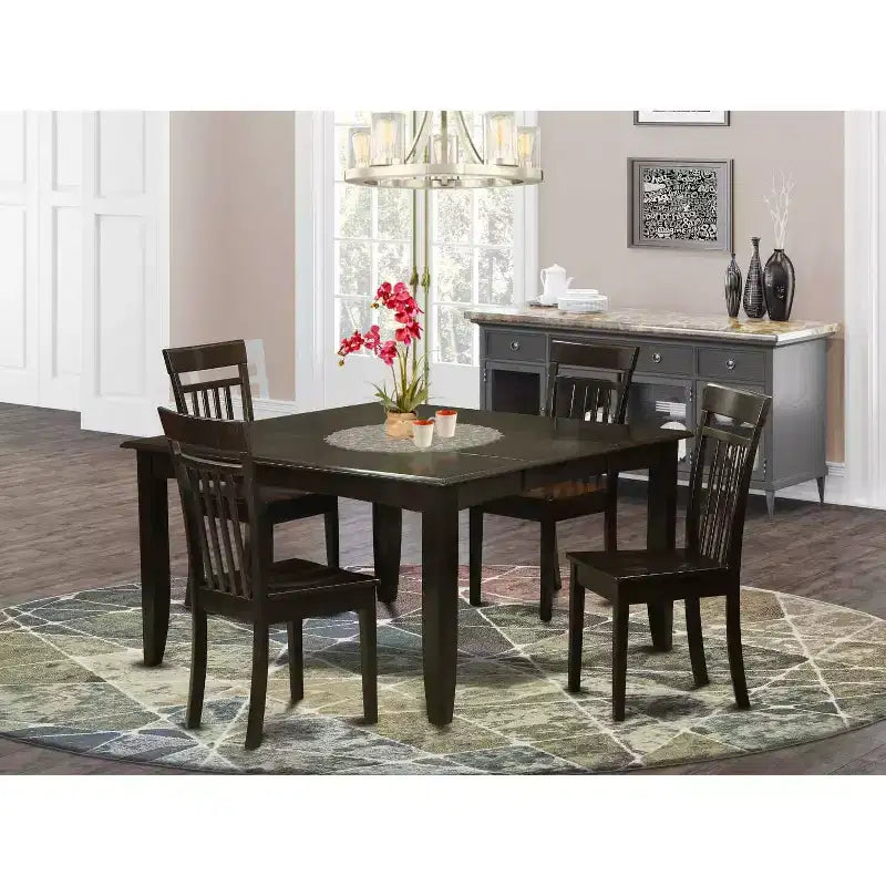 Tavolo da pranzo HomeStock a 5 pezzi, piano in legno massello con finitura cappuccino e 4 sedie