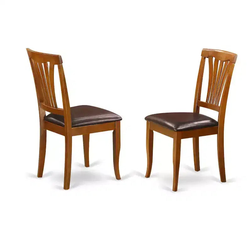 Tavolo da pranzo HomeStock a 7 pezzi, piano quadrato in legno massello con finitura marrone sella e 6 sedie