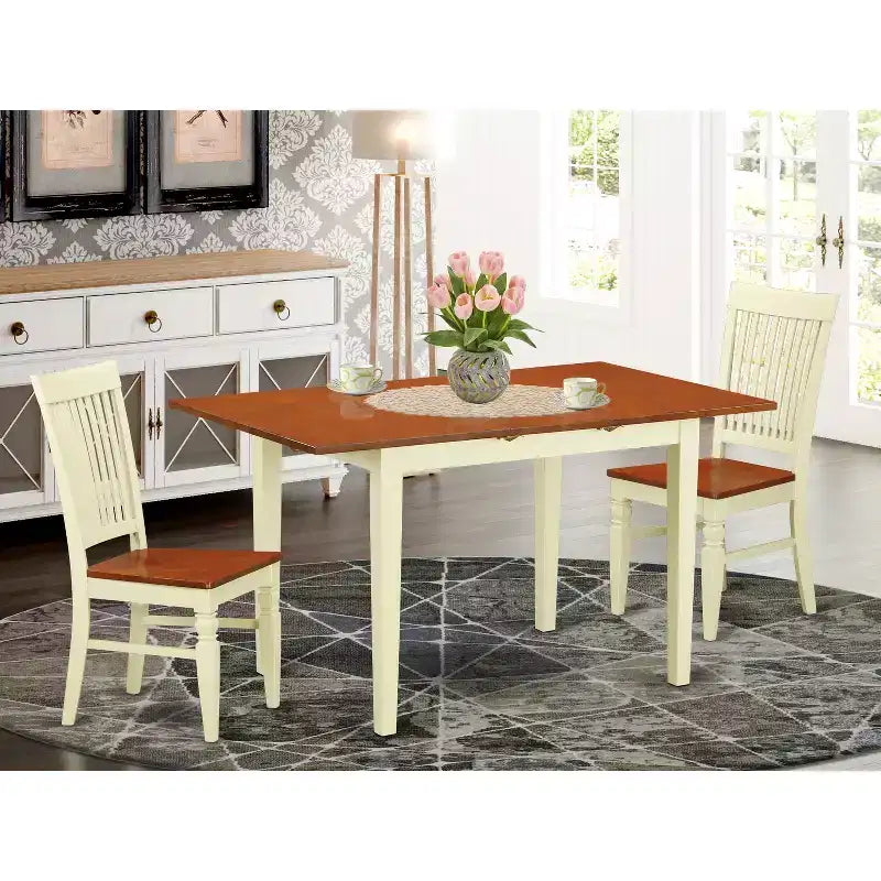 Set tavolo da pranzo HomeStock 3 pezzi con piano in legno massello con finitura color latte e ciliegio
