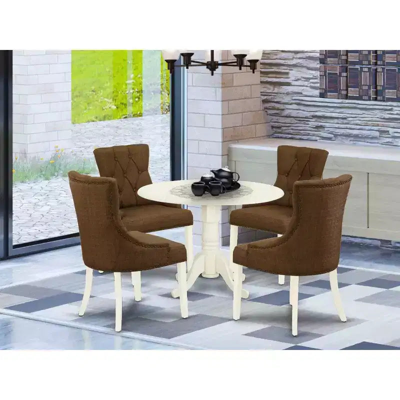 HomeStock Tavolo da pranzo rotondo a 5 pezzi in legno massello con finitura color latticello e ciliegio con 4 sedie Parson con prolunga a ribalta