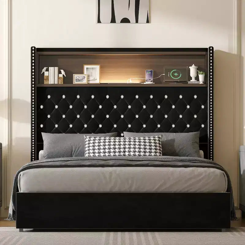 Struttura letto imbottita in velluto Queen Size con porta USB e luce notturna, letto a piattaforma con testiera ad ali e decorazioni a rivetti e mensola
