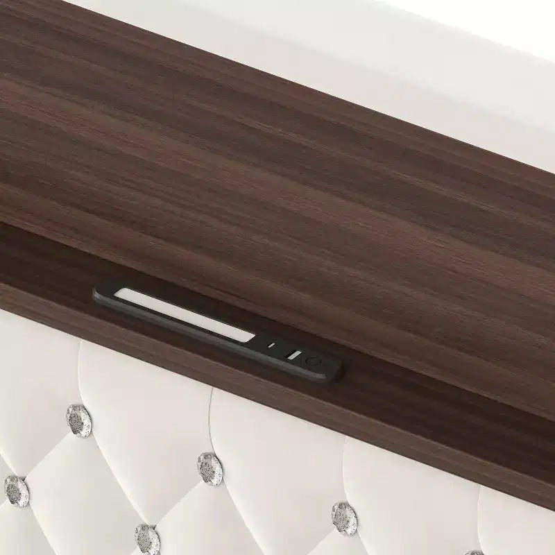 Struttura letto imbottita in velluto Queen Size con porta USB e luce notturna, letto a piattaforma con testiera ad ali e decorazioni a rivetti e mensola