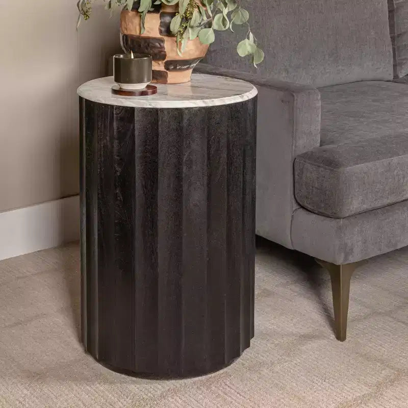Tavolino rotondo con scanalature in legno di mango e piano in marmo, finitura nera