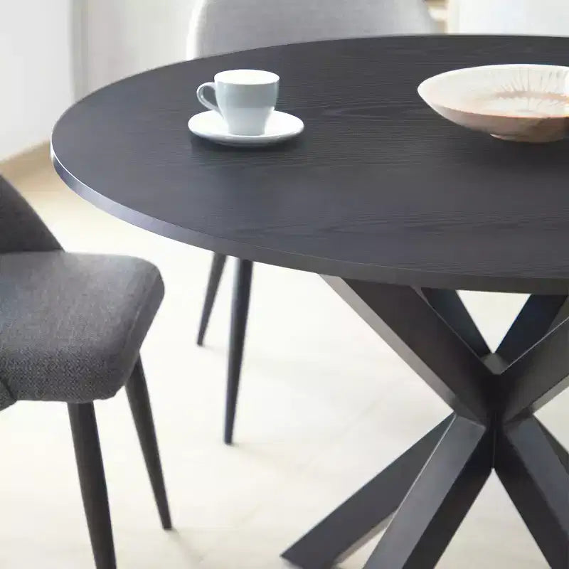 Moderno set da pranzo per 4, tavolo su piedistallo salvaspazio con sedie imbottite in boucle, schienale in rattan a rete, uso appartamento-Panipeachy