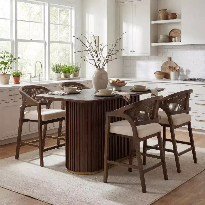 Christopher Knight Home Mirae Sgabelli da bancone Mid-Century Modern in rattan e legno di gomma, 5 pezzi, con tavolo da bancone a flauto