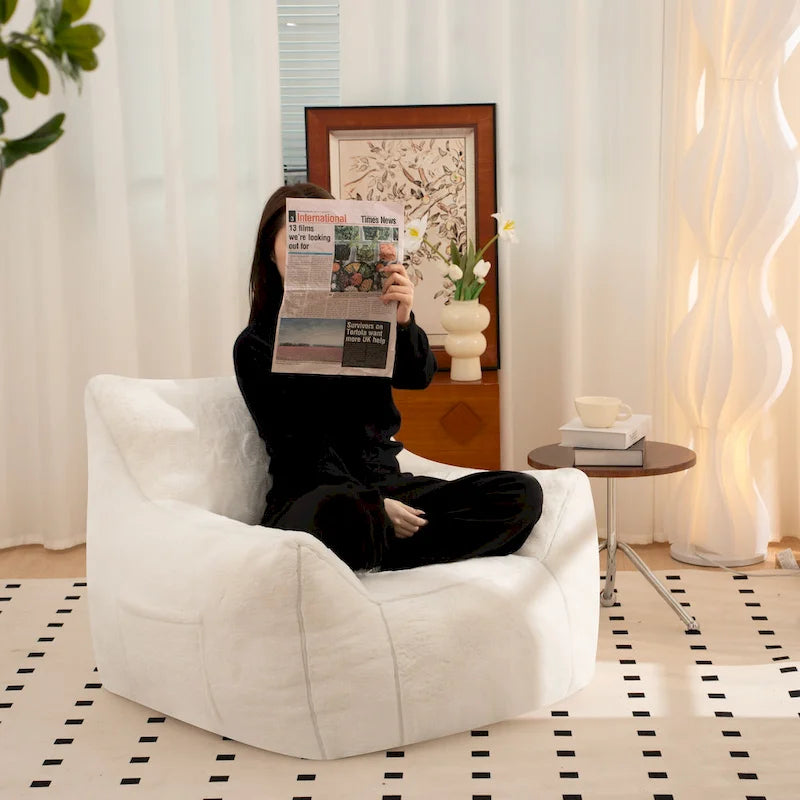 Poltrona a sacco in ecopelliccia con schienale, imbottitura in schiuma sminuzzata ad alta densità e design versatile
