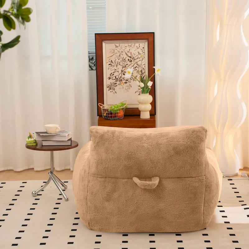 Poltrona a sacco in ecopelliccia con schienale, imbottitura in schiuma sminuzzata ad alta densità e design versatile