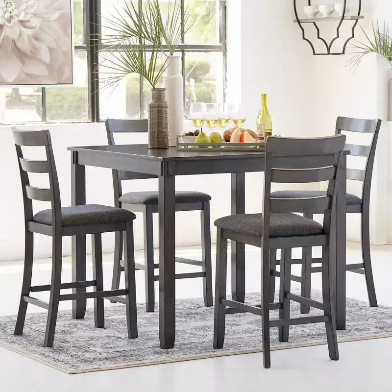 Set da 5 tavolo e sgabelli da bar Bridson, altezza bancone, grigio - Signature Design by Ashley: Finitura opaca transizionale, sedili imbottiti
