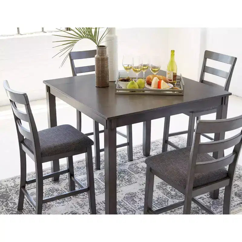 Set da 5 tavolo e sgabelli da bar Bridson, altezza bancone, grigio - Signature Design by Ashley: Finitura opaca transizionale, sedili imbottiti
