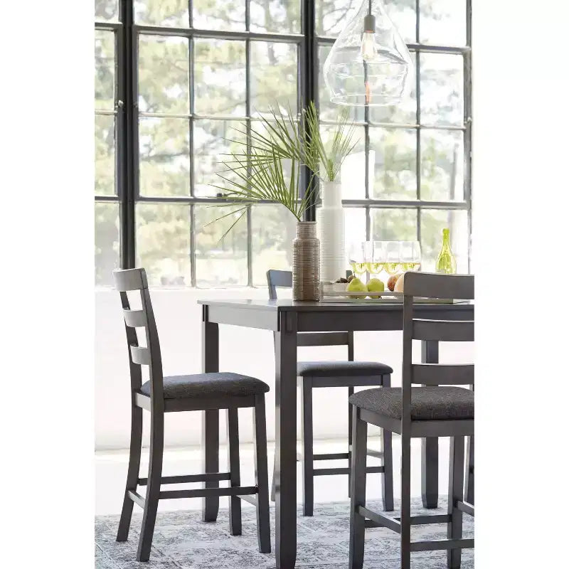 Set da 5 tavolo e sgabelli da bar Bridson, altezza bancone, grigio - Signature Design by Ashley: Finitura opaca transizionale, sedili imbottiti