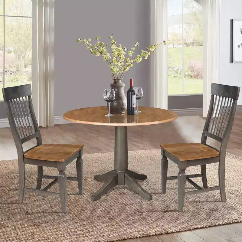 Tavolo da pranzo rotondo da 42" con doppia ribalta e 2 sedie con schienale a doghe in Hickory/Washed Coal - International Concepts