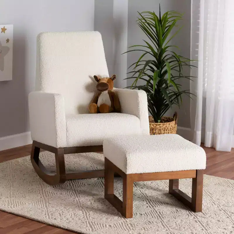 Set da 2 sedie a dondolo in bouclé e legno con ottomana Yashiya, bianco sporco/marrone noce - Baxton Studio