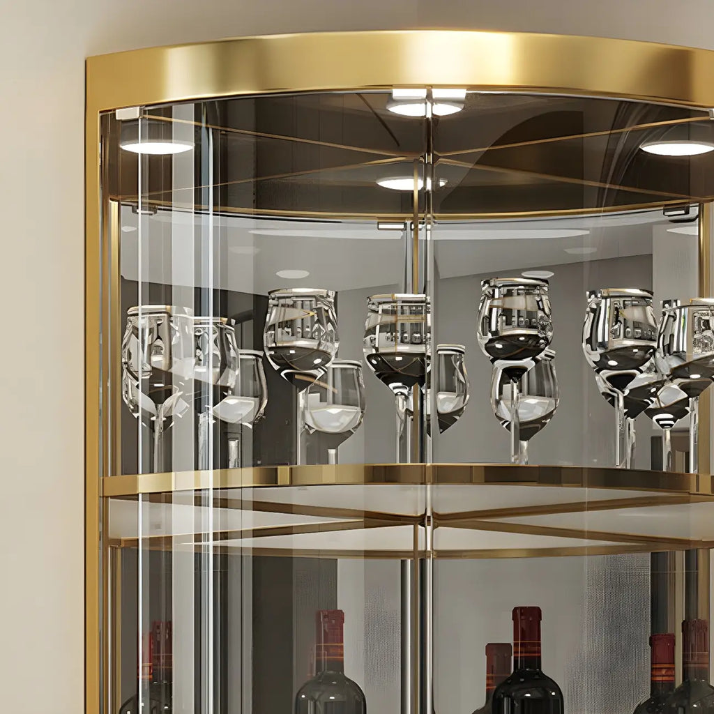 Glamouröser, glänzender Vitrinenschrank aus Glas und goldfarbenem Metall mit abgerundeter Ecke