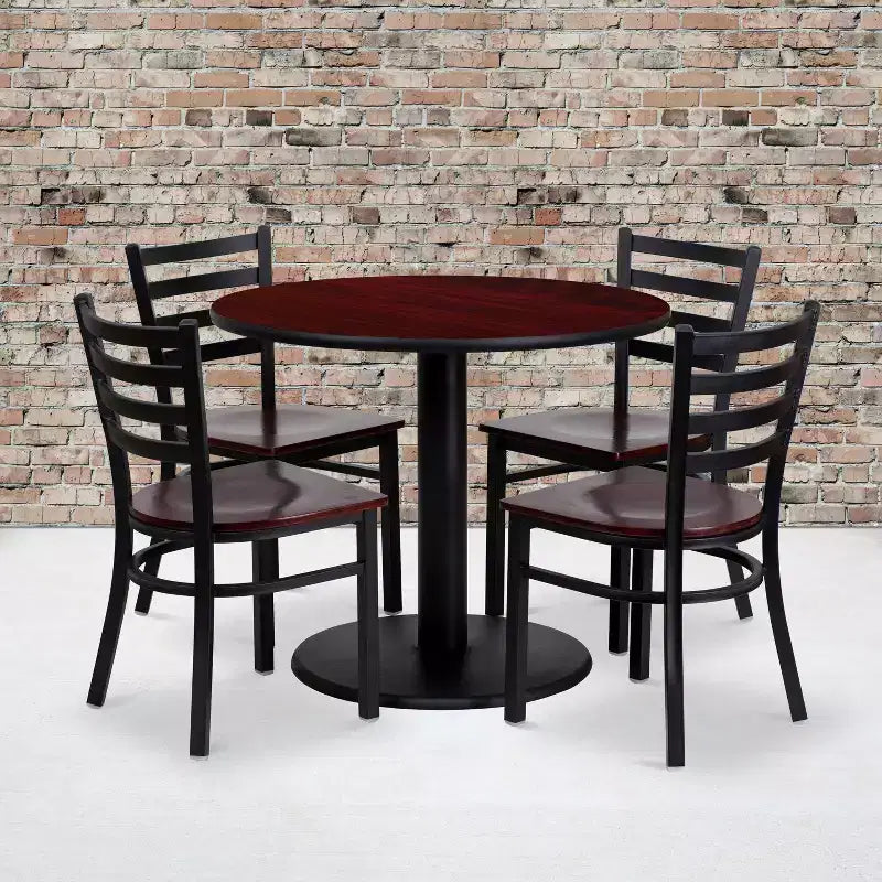 Set tavolo rotondo Emma and Oliver da 36" in laminato mogano, 4 sedie in metallo con schienale a pioli