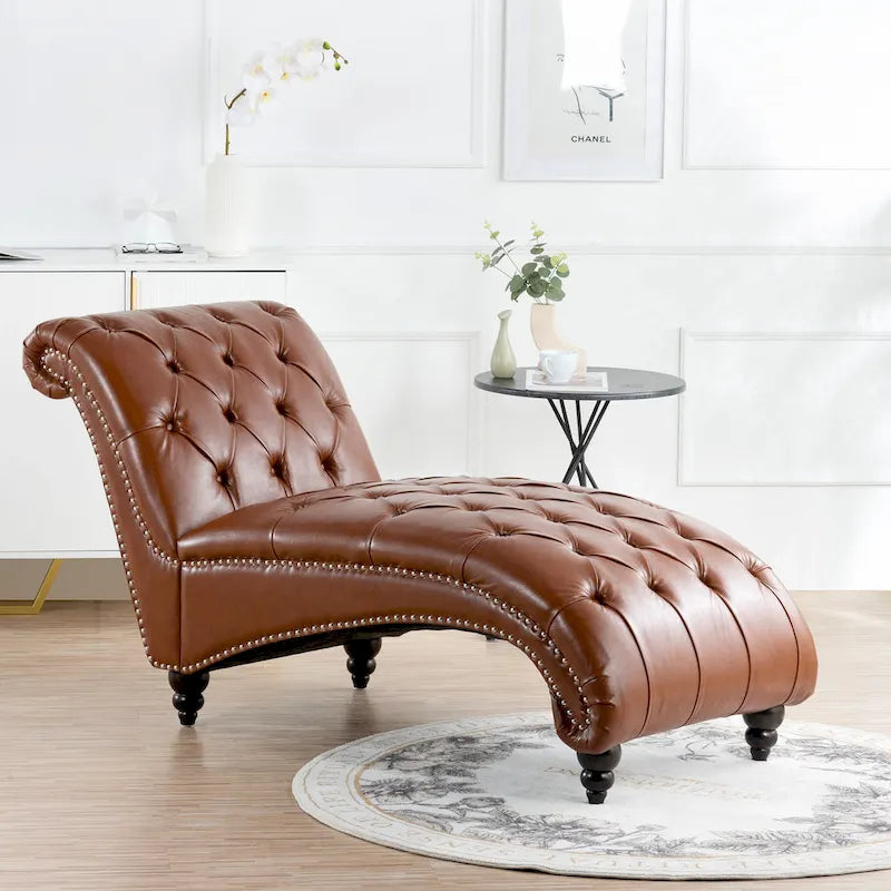 Poltrona d'accento imbottita con gambe in legno