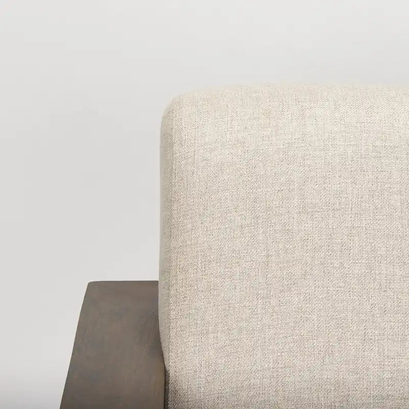 Poltrona decorativa Sovereign in tessuto beige con struttura in legno massello marrone scuro