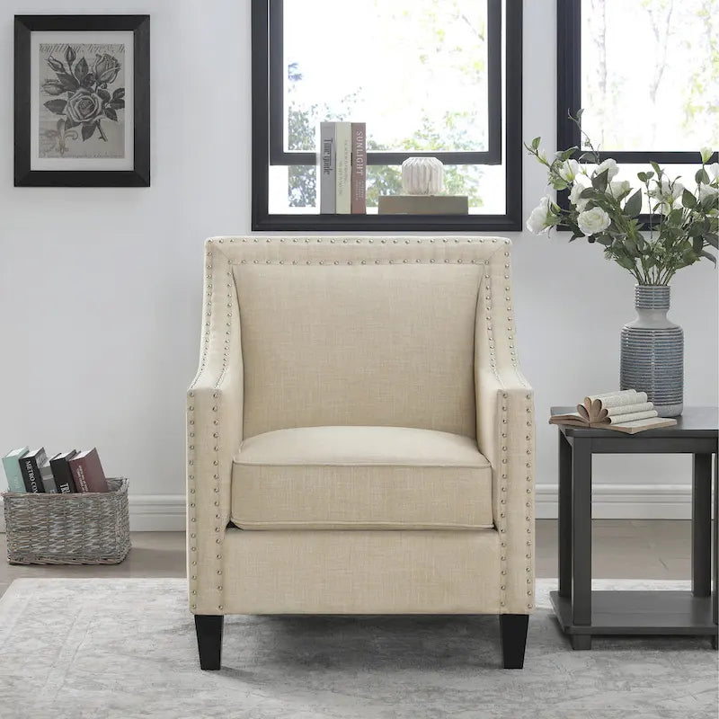 Poltrona d'accento Erica con borchie decorative cromate