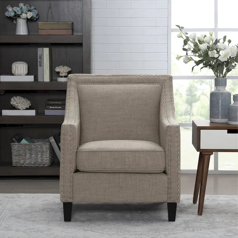 Poltrona d'accento Erica con borchie decorative cromate