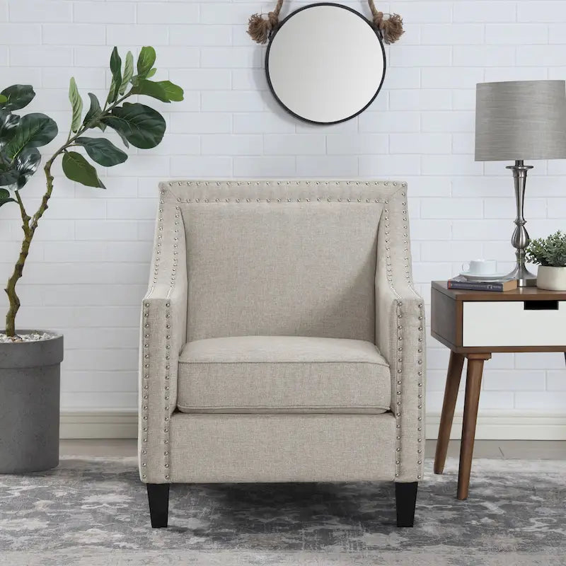 Poltrona d'accento Erica con borchie decorative cromate