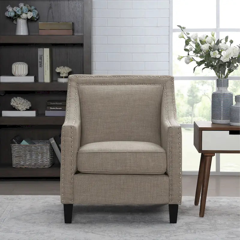 Poltrona d'accento Erica con borchie decorative cromate