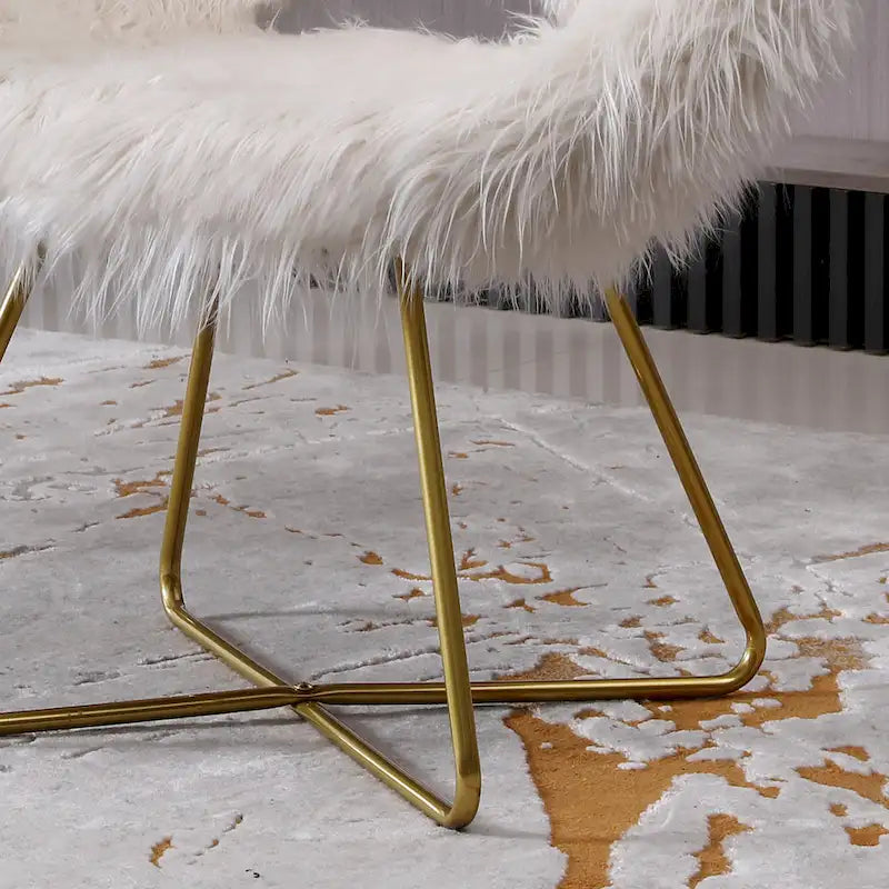 Poltrona accentuata imbottita in ecopelliccia Slatina di Roundhill Furniture, bianca