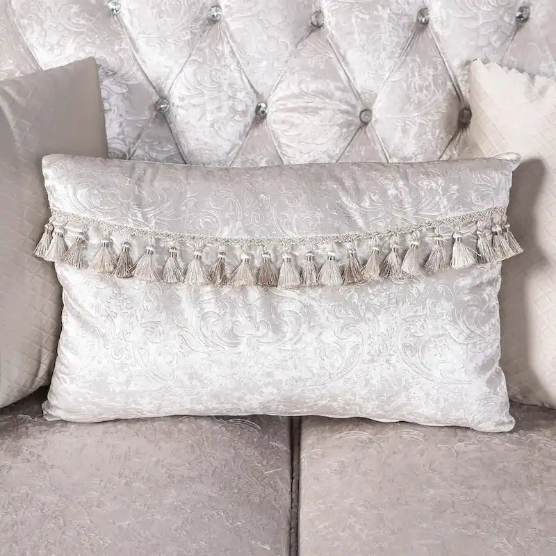 Poltrona tradizionale Clarissa di Furniture of America con schienale trapuntato a bottoni e cuscino decorativo