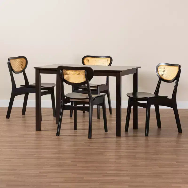 Set da pranzo di 5 pezzi in legno e rattan intrecciato Mid-Century Modern Baxton Studio Jeriah