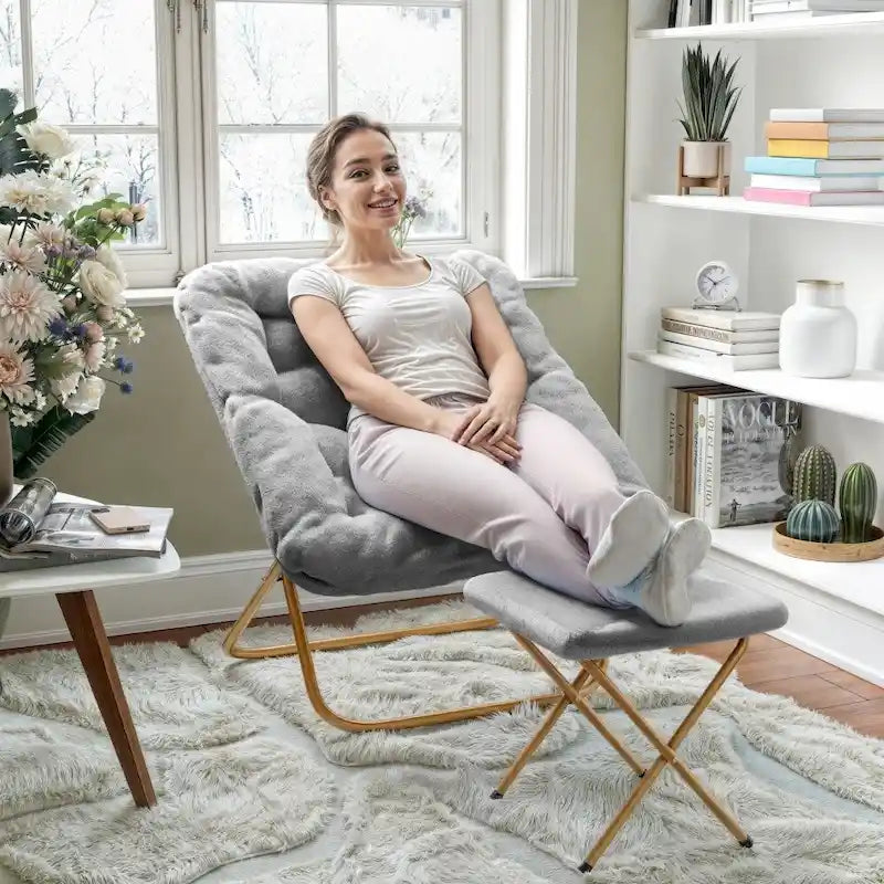 Übergroßer klappbarer Polster-Saucer-Sessel mit Hocker
