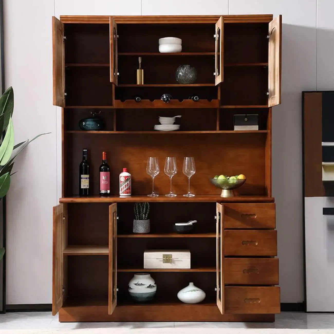 Cucina in legno, credenza bianca, portabottiglie integrato